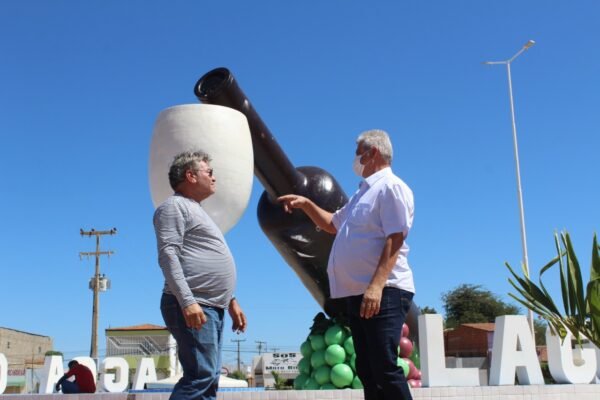 Vilmar Cappellaro Vistoria Obra Do Novo Monumento Escultural Da Uva E