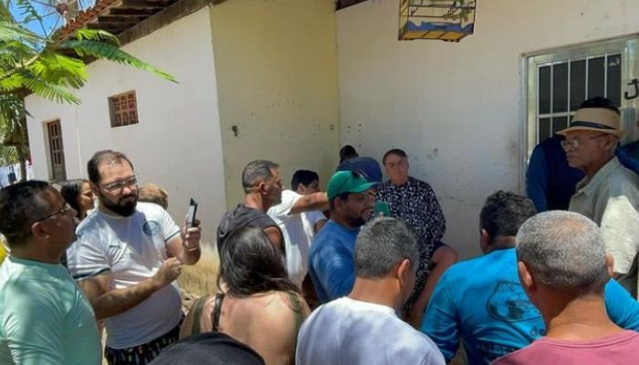 Bolsonaro Atrai Curiosos Durante Corte De Cabelo Em Alagoas Onde