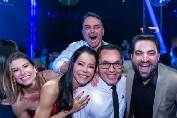 Flávio Bolsonaro e, à direita, Willer Tomaz, em uma foto encontrada pela PF no iCloud do advogado - Crédito: Reprodução